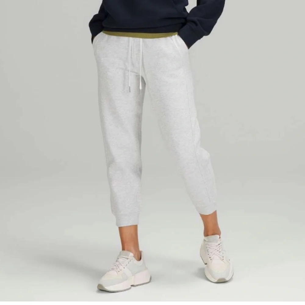 LIKE NEW Lululemon Women’s Scuba High Rise Cropped Joggers_5